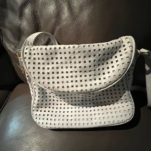White Lore fisherman’s cross body bag in excellent pre owned condition.